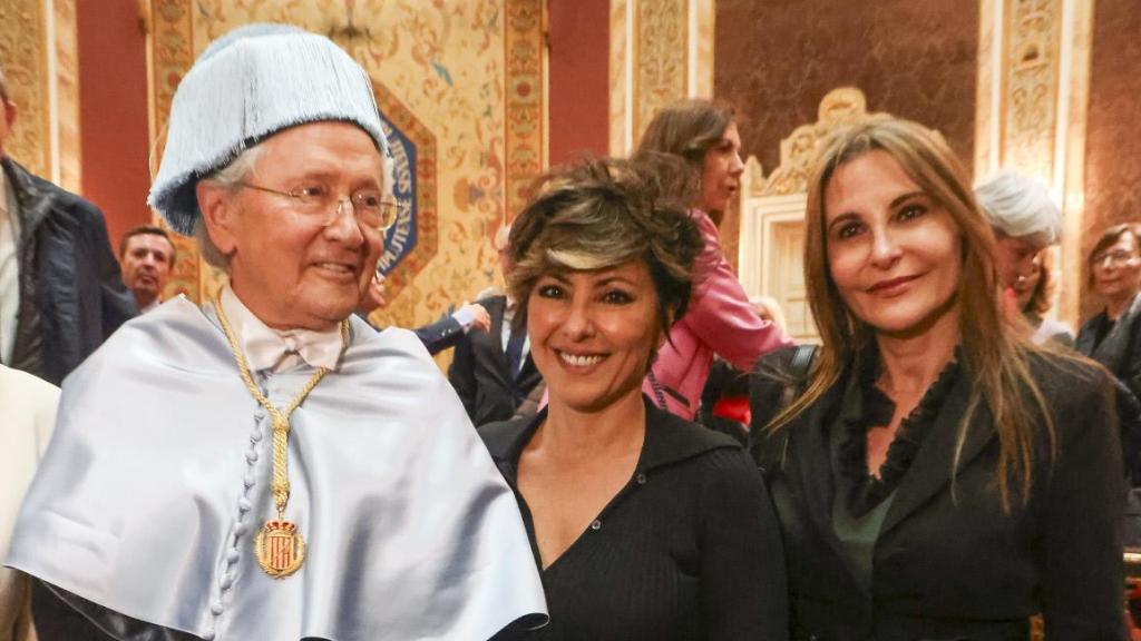 Fernando junto a su hija Sonsoles y su última mujer, Ángela.