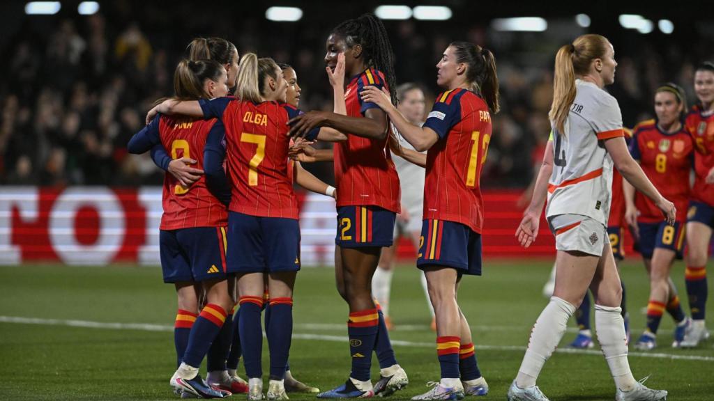 La selección femenina celebra uno de los goles del partido contra Islandia.