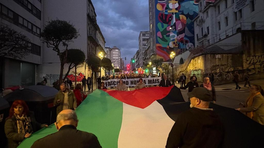 Imagen de la manifestación encabezada por una bandera gigante de Palestina.