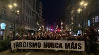 Cerca de un millar de personas se manifiestan en Vigo contra el fascismo: Non á guerra outra vez