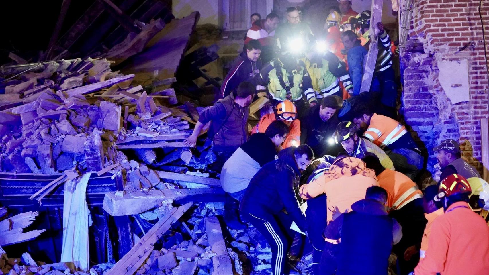 Tres personas atrapadas tras el derrumbe de un edificio de dos plantas en Siete Iglesias de Trabancos (Valladolid)