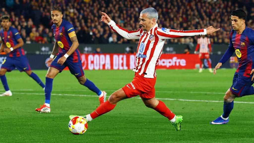 Griezmann pilota el balón ante la presión de Cancelo.