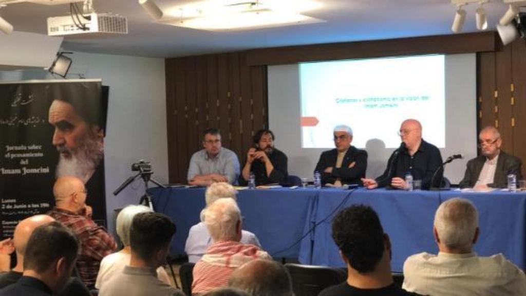 Mesa redonda celebrada en Espacio Ronda (Madrid) durante una jornada organizada por la Consejería Cultural de la República Islámica de Irán en torno al pensamiento del ayatolá Ruhollah Jomeini, fundador del sistema político instaurado tras la Revolución de 1979.