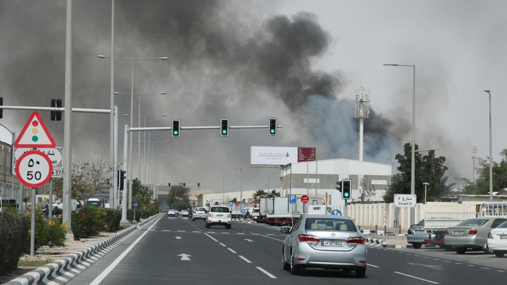 El humo se eleva tras los ataques con misiles iraníes en Doha