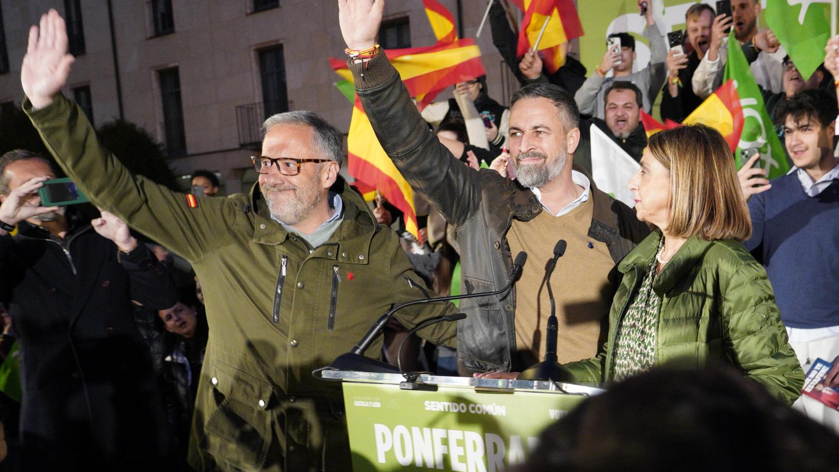 El líder de Vox, Santiago Abascal, y el candidato a la Presidencia de la Junta, Carlos Pollán, participan en un acto electoral en Ponferrada