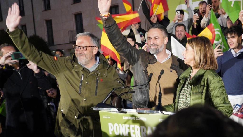 El líder de Vox, Santiago Abascal, y el candidato a la Presidencia de la Junta, Carlos Pollán, participan en un acto electoral en Ponferrada