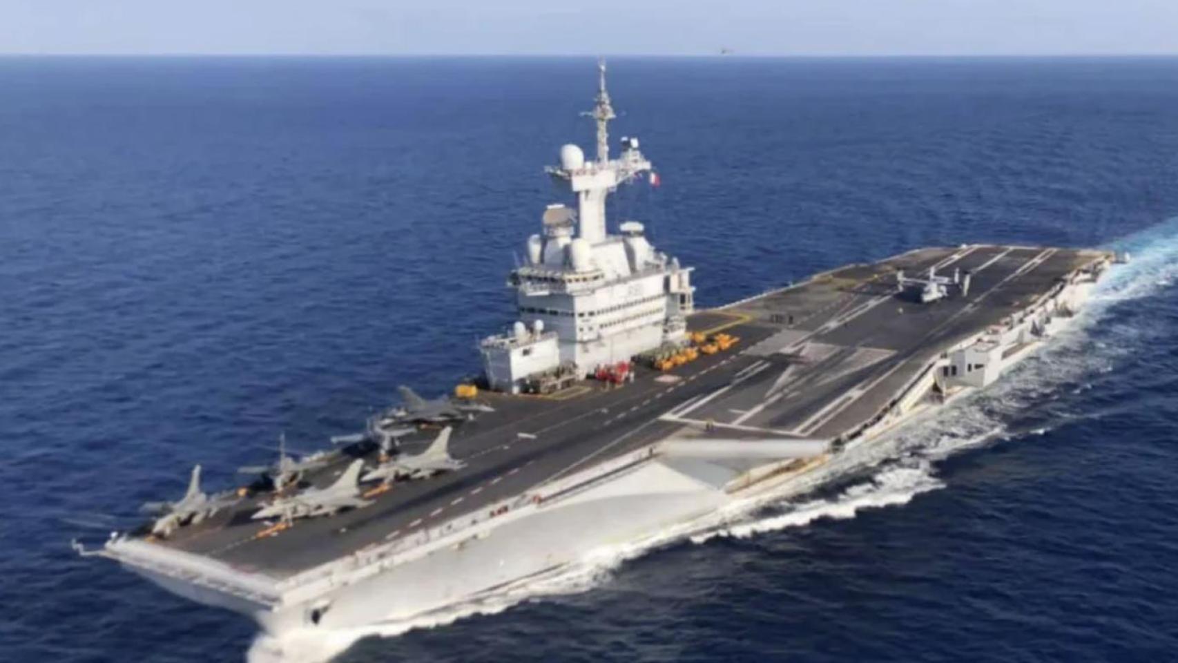 Francia refuerza su despliegue naval en el Mediterráneo, al Charles de Gaulle se suma un portahelicópteros