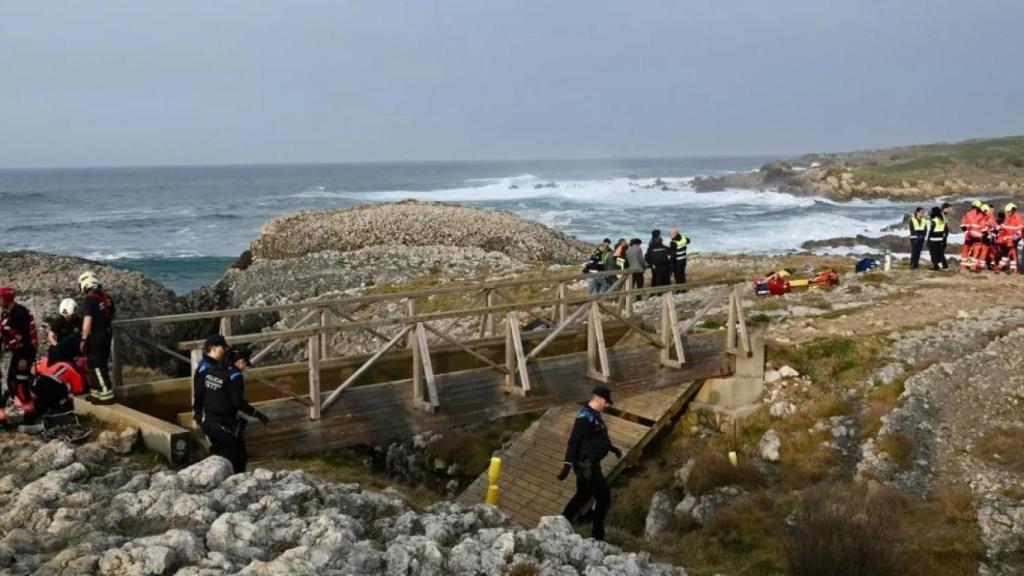 Los servicios de emergencias, la Policía Local y la Guardia Civil, este martes, en la pasarela que se ha desplomado.