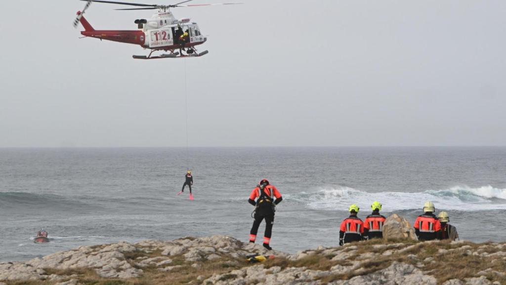 Equipos de rescate trabajan cerca de la pasarela de la tragedia que se ha desplomado en Santander.