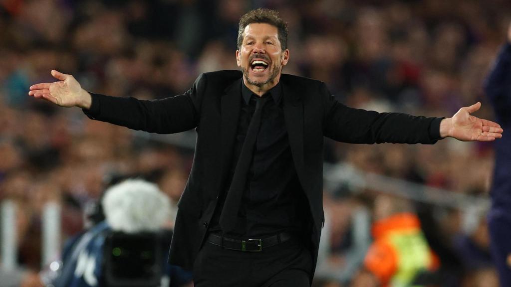 Simeone abre los brazos durante el partido contra el Barça.