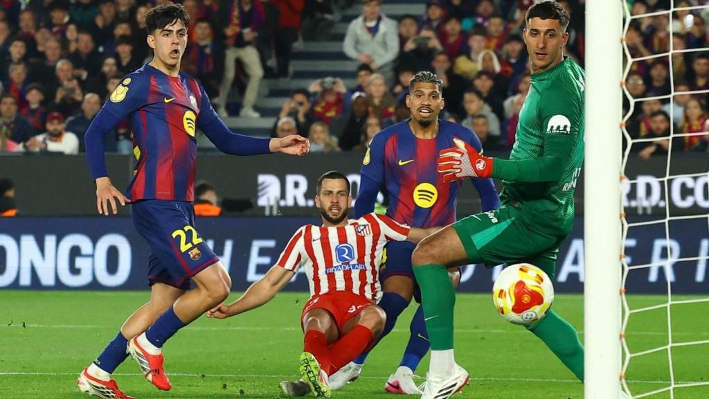 Marc Bernal marca el tercer gol del partido ante el Atlético de Madrid.