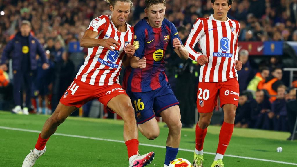 Llorente con Fermín en pugna por el balón.