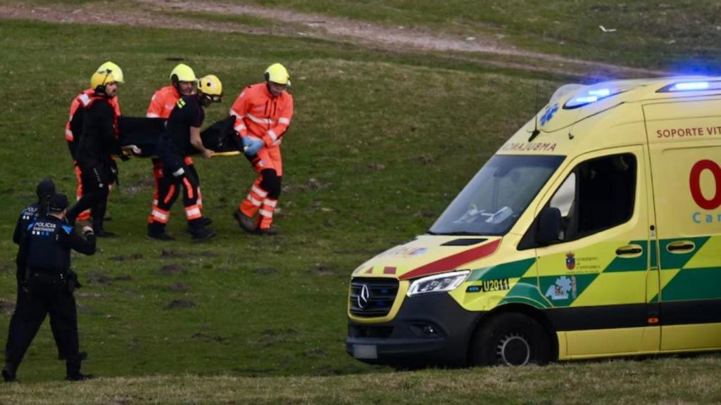 Personal de Emergencias, este martes, trasladando el cadáver de una de las cinco víctimas mortales.