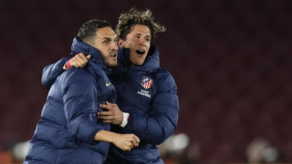 Giuliano Simeone y Koke celebrando en el Camp Nou