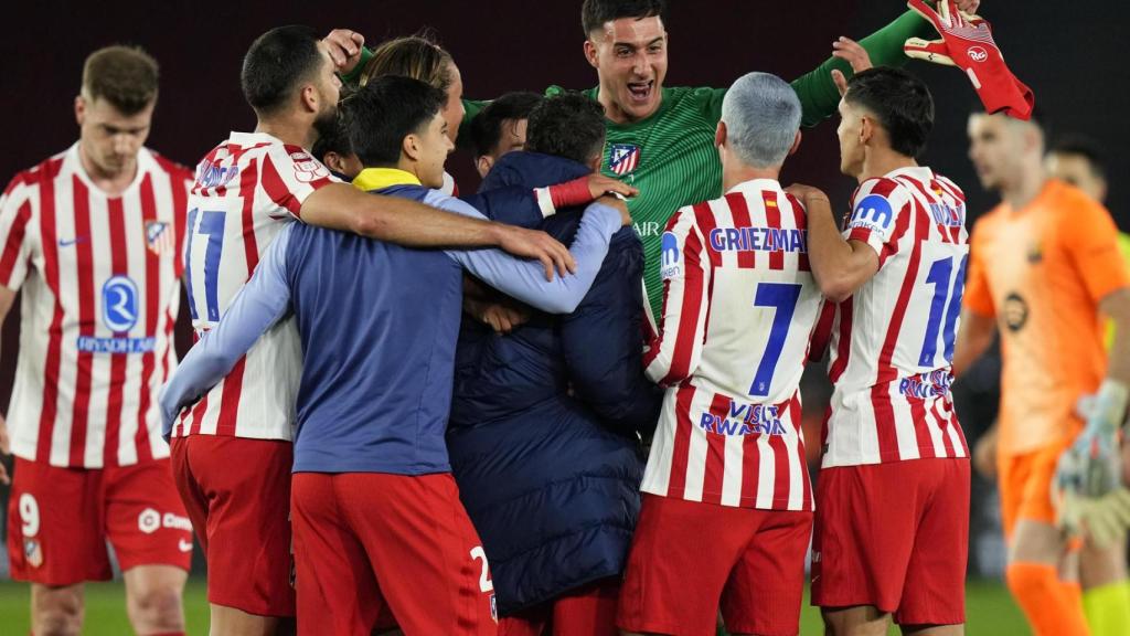El Atlético de Madrid hace piña para celebrar el pase a la final de la Copa del Rey.