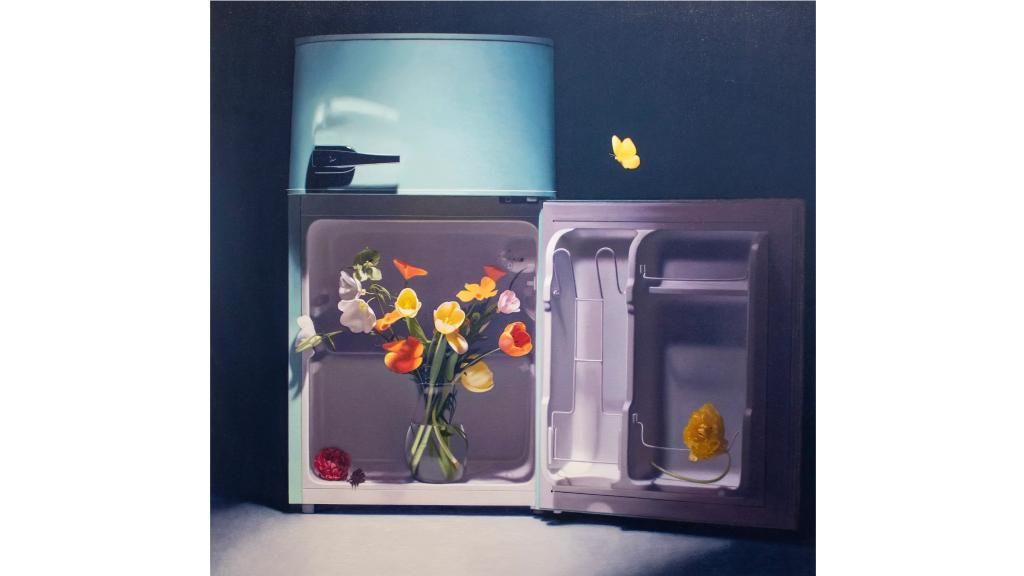 La nevera donde esconde las flores Andrew Leventis.