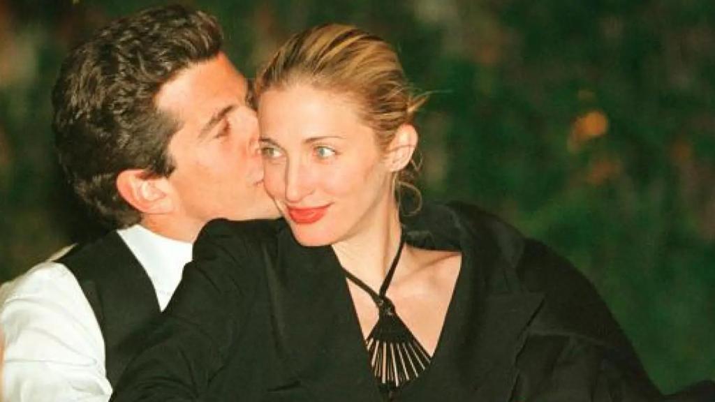 Carolyn Bessette-Kennedy y su marido, John Kennedy, compartiendo un cariñoso gesto en público.