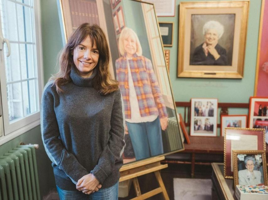 La presidenta de la Fundación, en su despacho con retratos de su madre, su abuela y su bisabuela.
