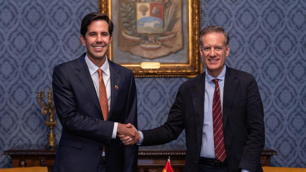 El viceministro para Europa y América del Norte, Oliver Blanco, junto al embajador español en Caracas, Álvaro Albacete.