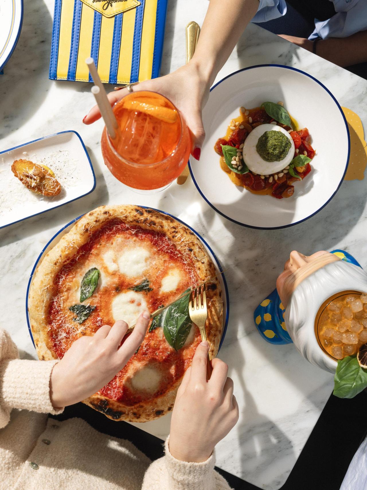 Croqueta de guanciale, burrata con pesto y tomates salteados y Pizza Margherita.