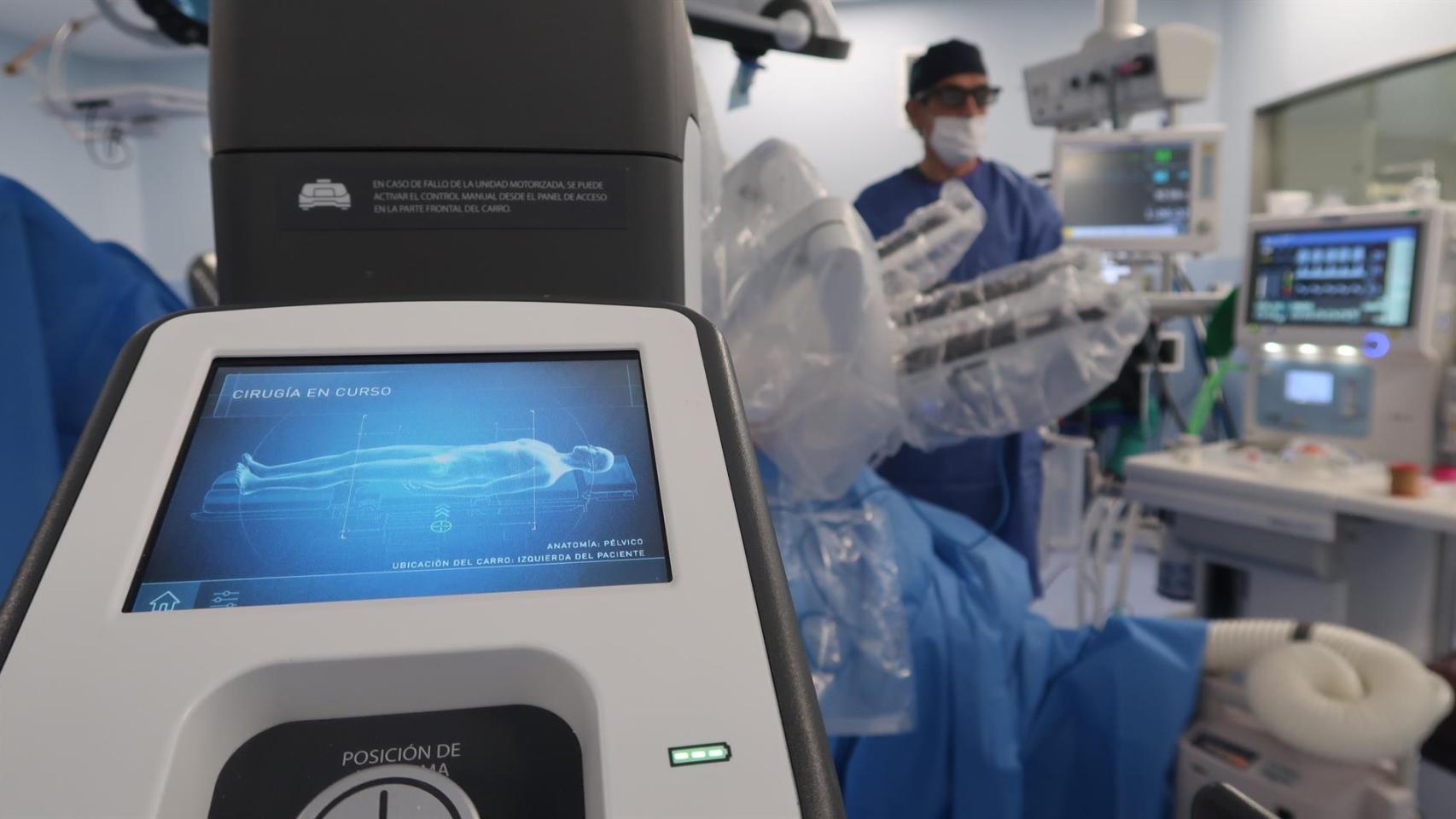 Un equipo médico utiliza el robot Da Vinci durante una intervención en un quirófano