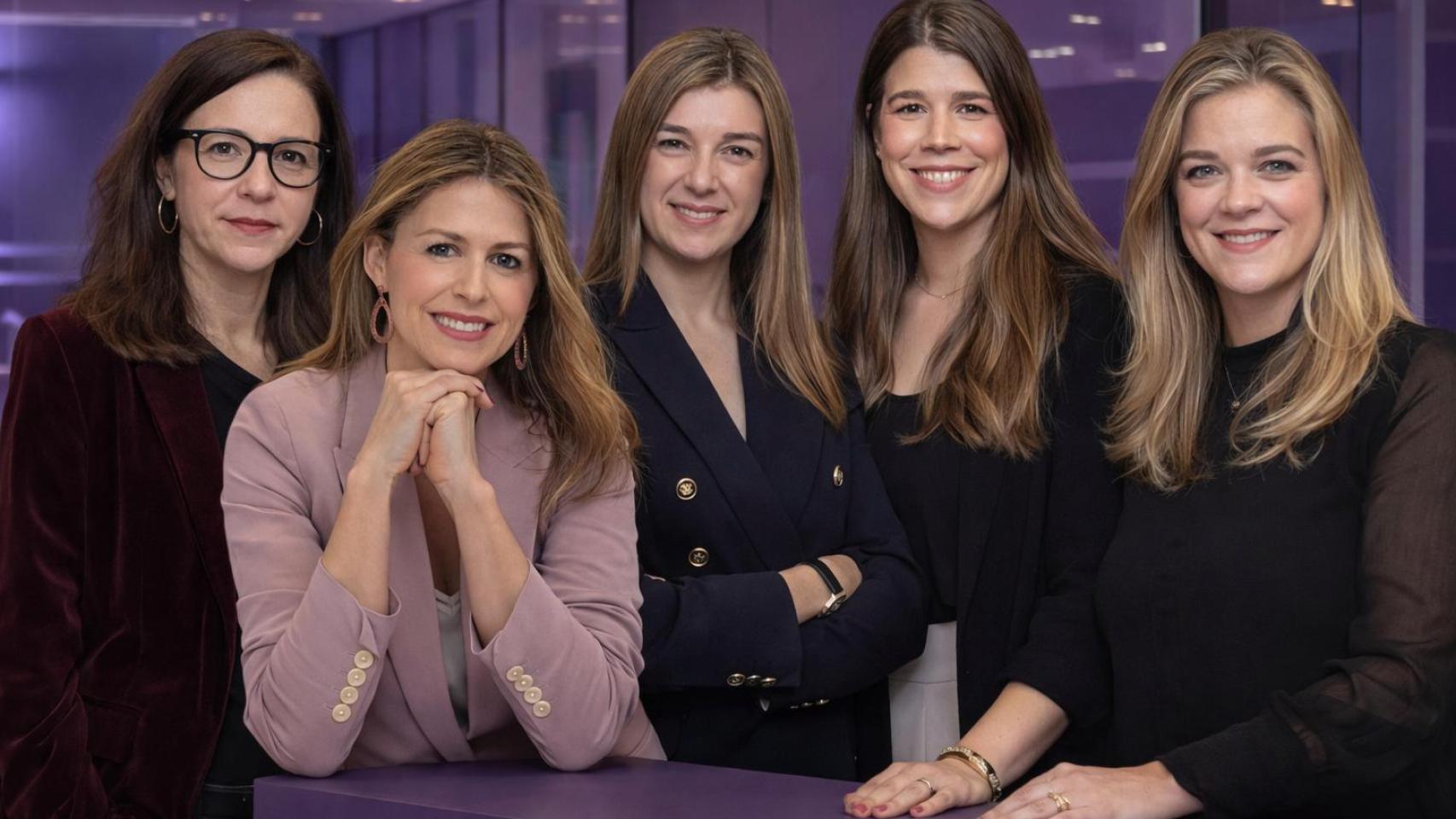 Anna Sánchez (Volkswagen), Vanessa Escrivá (Mapfre), Rocío López (ING), Alejandra Sanz (L'Oréal) y Janina Vriesekoop (Heineken España), en un montaje fotográfico realizado con IA.
