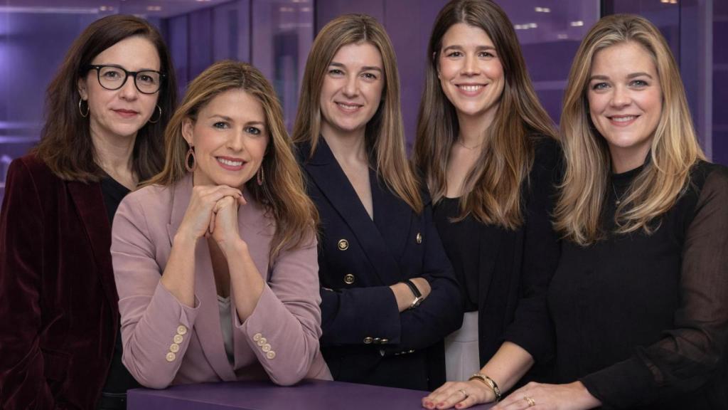 Anna Sánchez (Volkswagen), Vanessa Escrivá (Mapfre), Rocío López (ING), Alejandra Sanz (L'Oréal) y Janina Vriesekoop (Heineken España), en un montaje fotográfico realizado con IA.