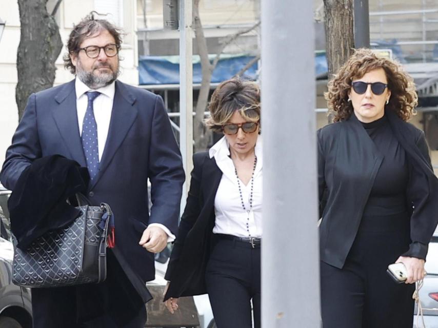 Sonsoles Ónega, acompañada de su pareja, Juan, llega a la capilla funeraria donde descansará su padre, en Madrid.