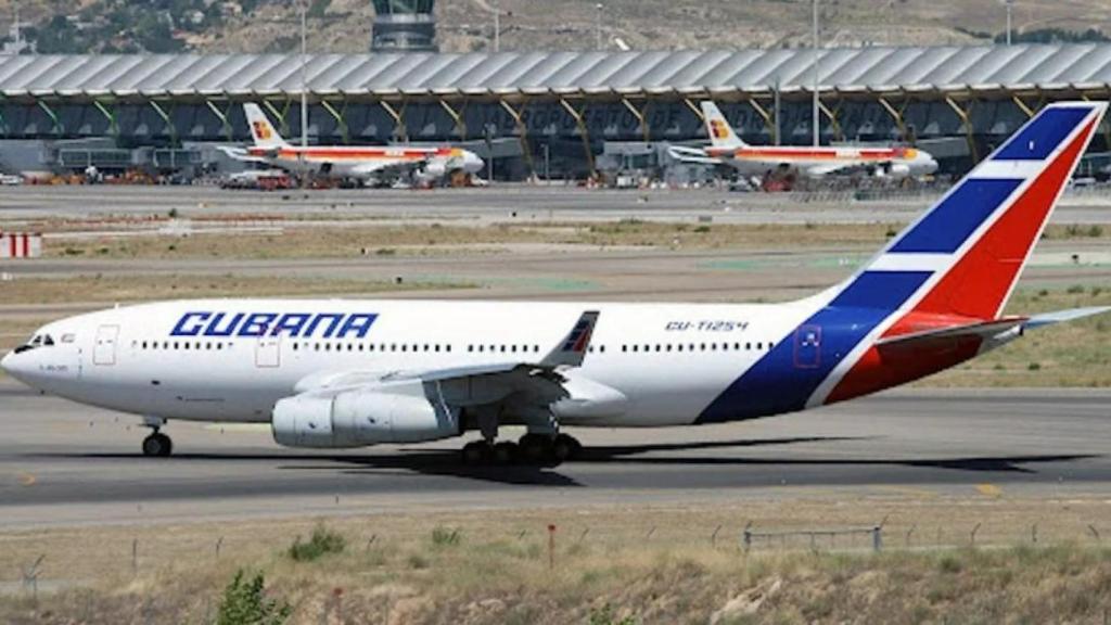 Un avión de Cubana de Aviación en un aeropuerto de la isla.