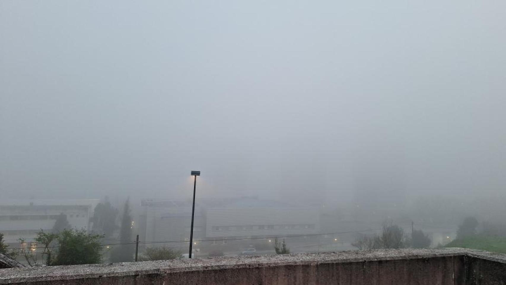 Imagen del barrio de Elviña cubierto por la niebla.
