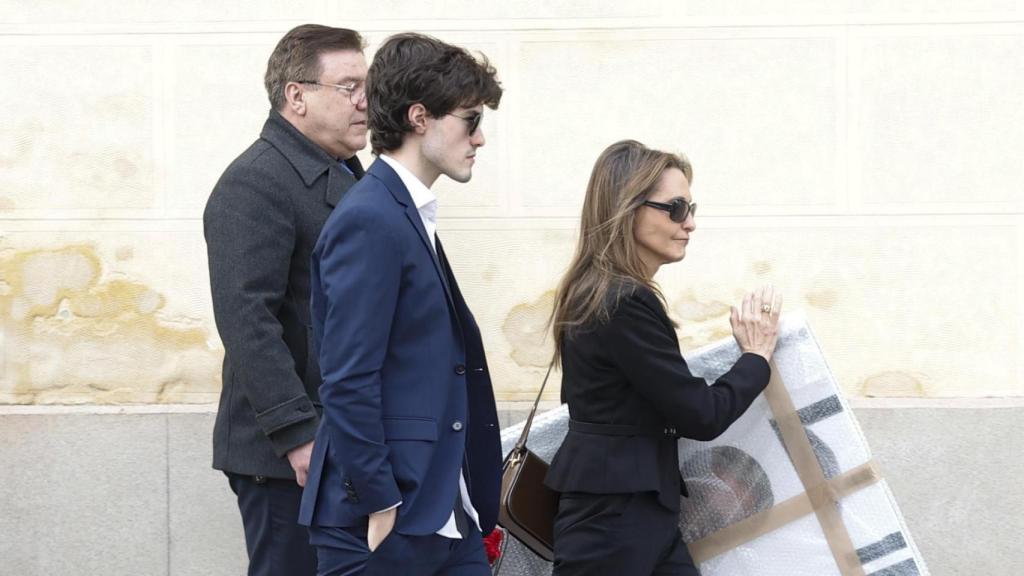 Ángela Rodrigo, viuda de Fernando Ónega, llega a la Casa de Galicia de Madrid, donde se despedirá definitivamente de Fernando Ónega, acompañada de su hijo Fernando.