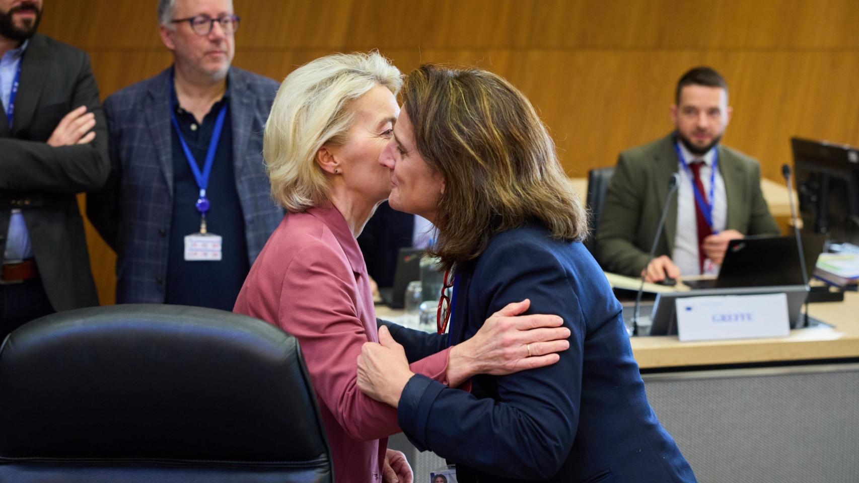 La presidenta Ursula von der Leyen saluda a su vicepresidenta primera Teresa Ribera durante el colegio de comisarios de este miércoles en Bruselas
