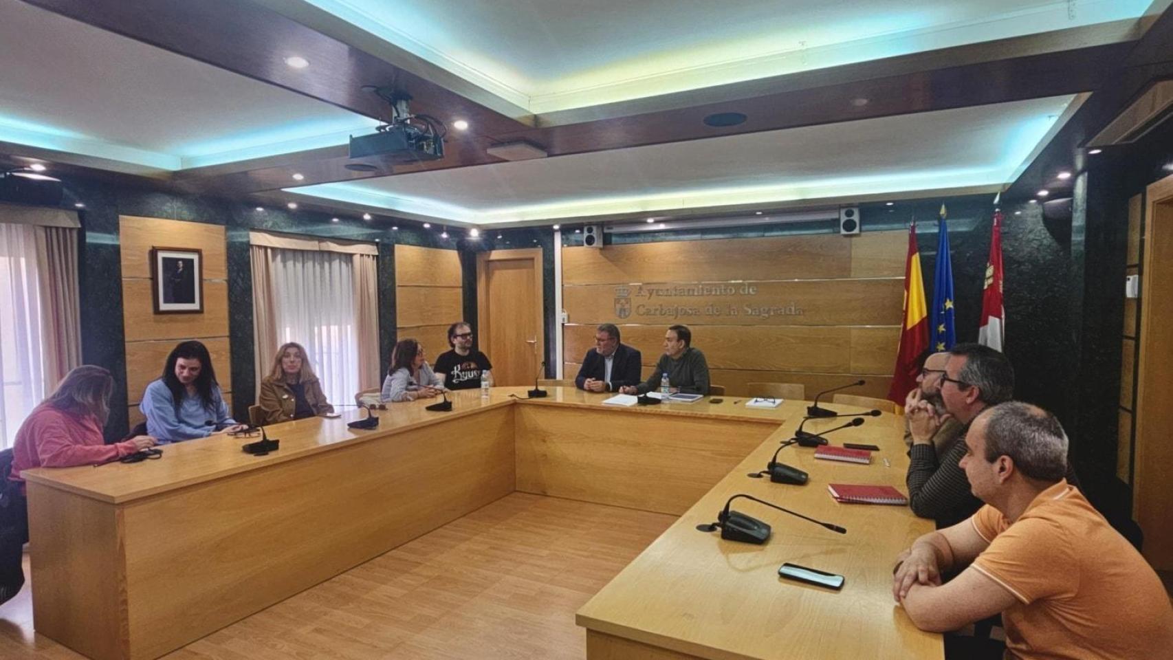 Corporación municipal en el Salón de Plenos de Carbajosa.