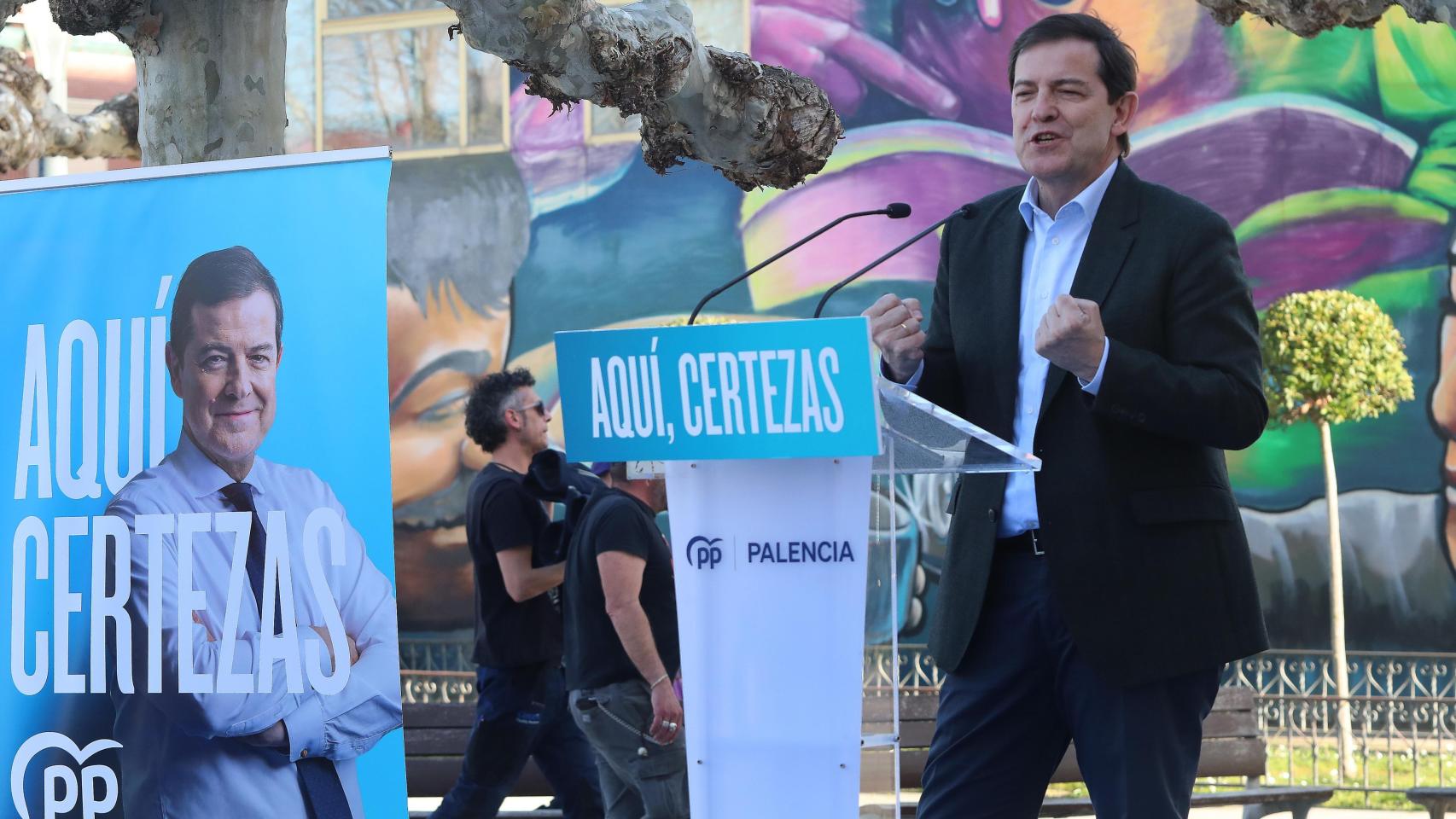 Mañueco en un acto de campaña junto a su cartel electoral