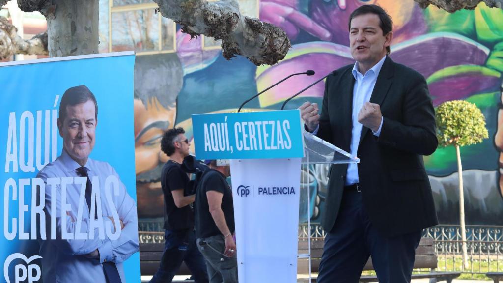 Mañueco en un acto de campaña junto a su cartel electoral