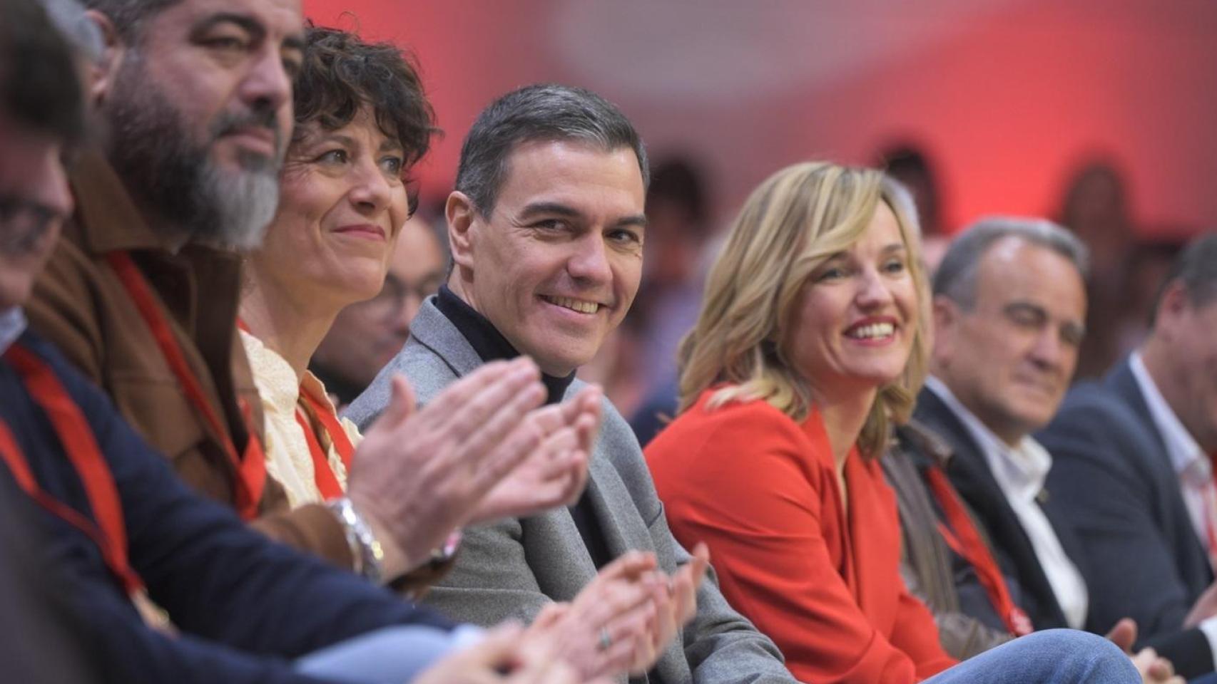 La ministra de Inclusión, Seguridad Social y Migraciones, Elma Saiz y el presidente del Gobierno, Pedro Sánchez.