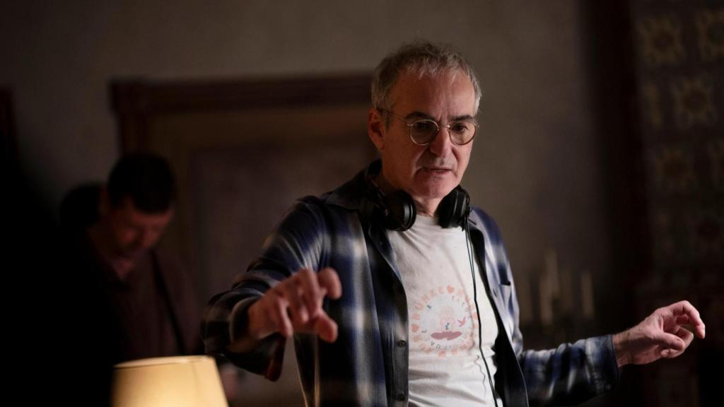 Olivier Assayas, en el rodaje de 'El mago del Kremlin'. Foto: Carole Bethuel / DeAplaneta