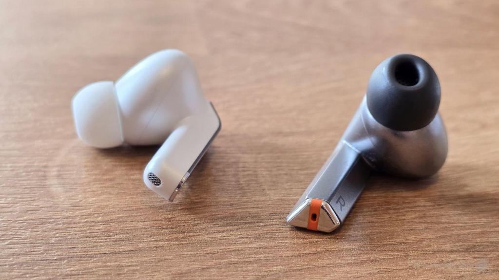Samsung Galaxy Buds 4 Pro y 3 Pro fuera de las cajas de carga