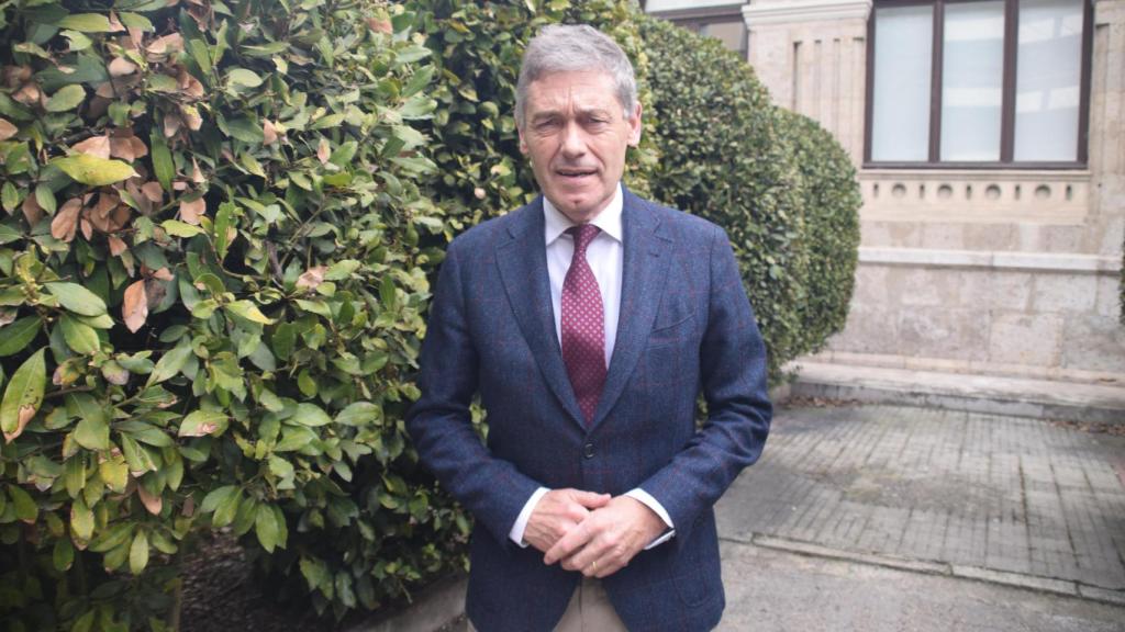 El catedrático y jefe de servicio de Microbiología en el Hospital Río Hortega de Valladolid, durante la entrevista