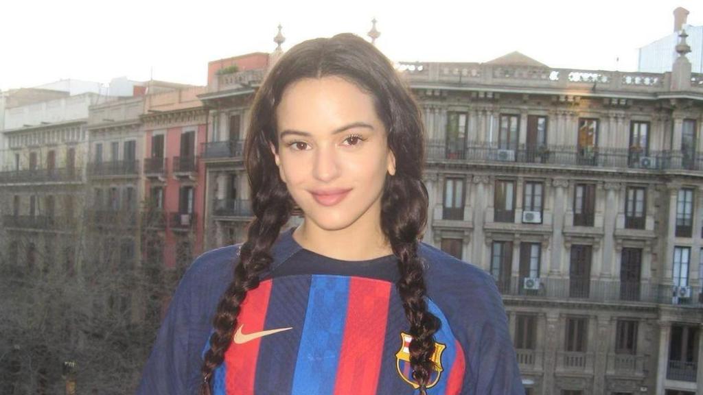 Rosalía, con la camiseta del FC Barcelona.