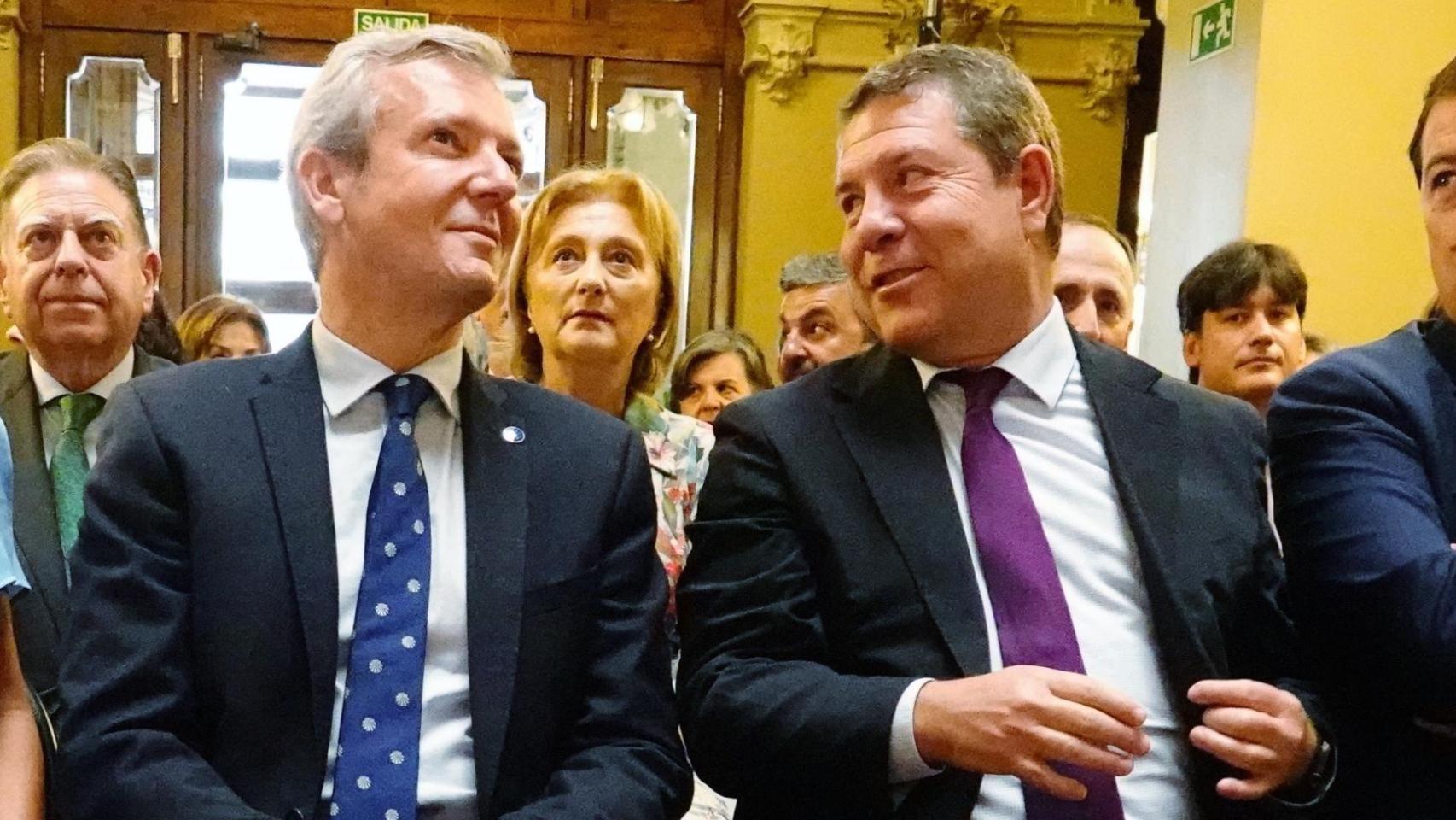 Alfonso Rueda y Emiliano García-Page, en la toma de posesión de Adrián Barbón como presidente de Asturias.