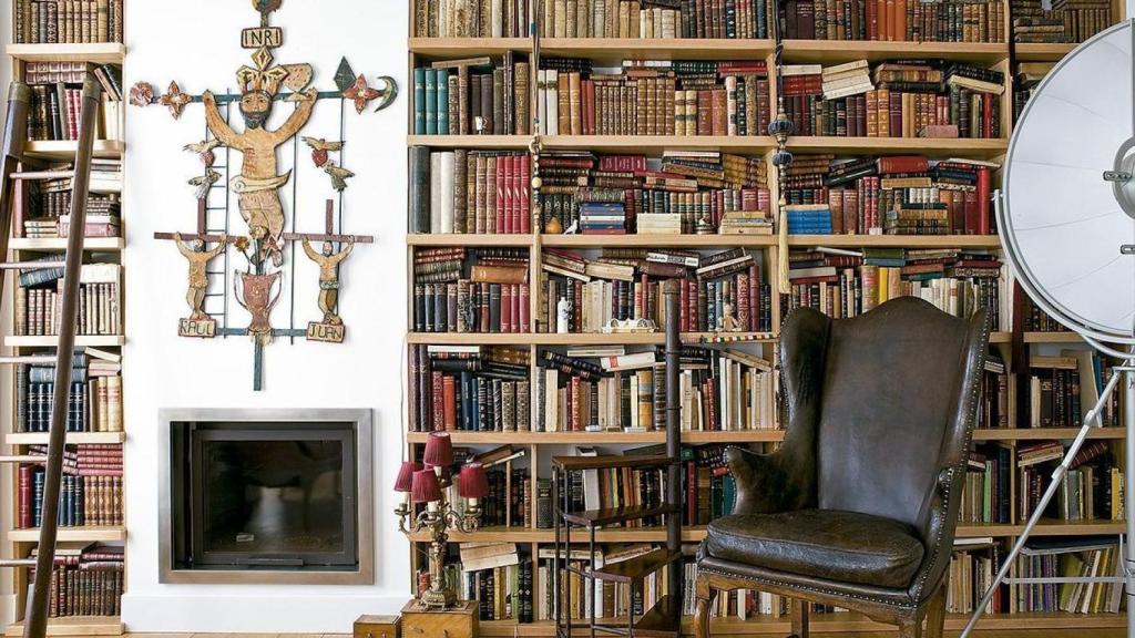 Biblioteca de Joaquín Sabina en su apartamento de Madrid.