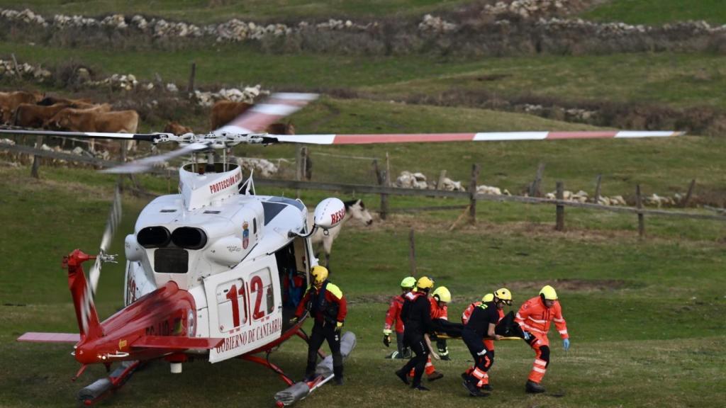 Equipos de rescate trabajando en el lugar del accidente.