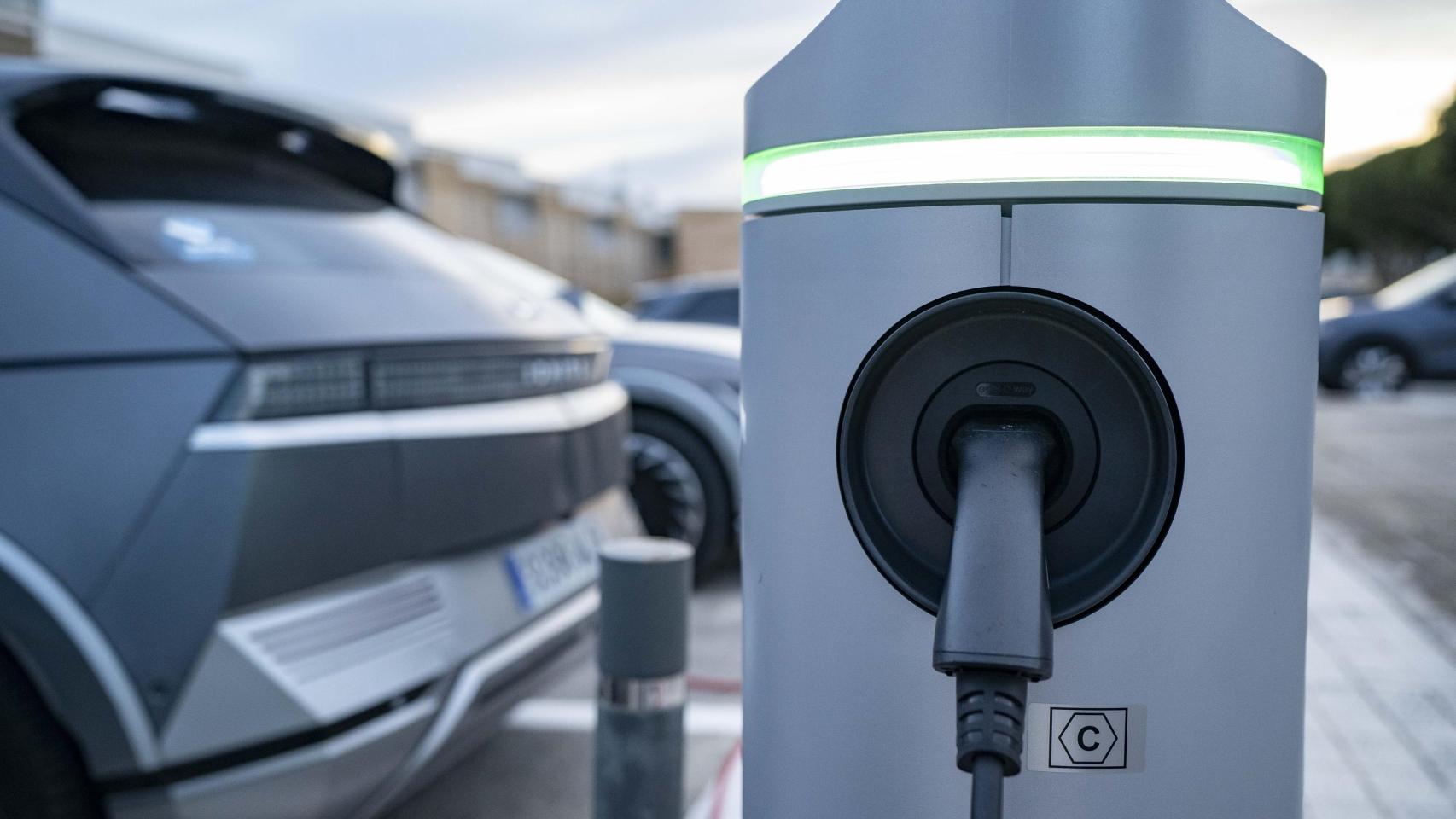Imagen de un vehículo eléctrico cargando.