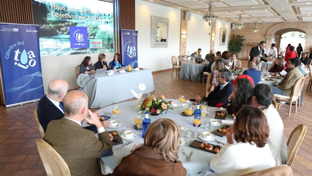 La directora de la Cátedra del Tajo UCLM-Soliss, Beatriz Larraz, ha protagonizado el desayuno informativo junto a la presidenta de la Fundación Soliss, María Luisa González, y la politóloga Cristina Monge celebrado en el Cigarral del Ángel.