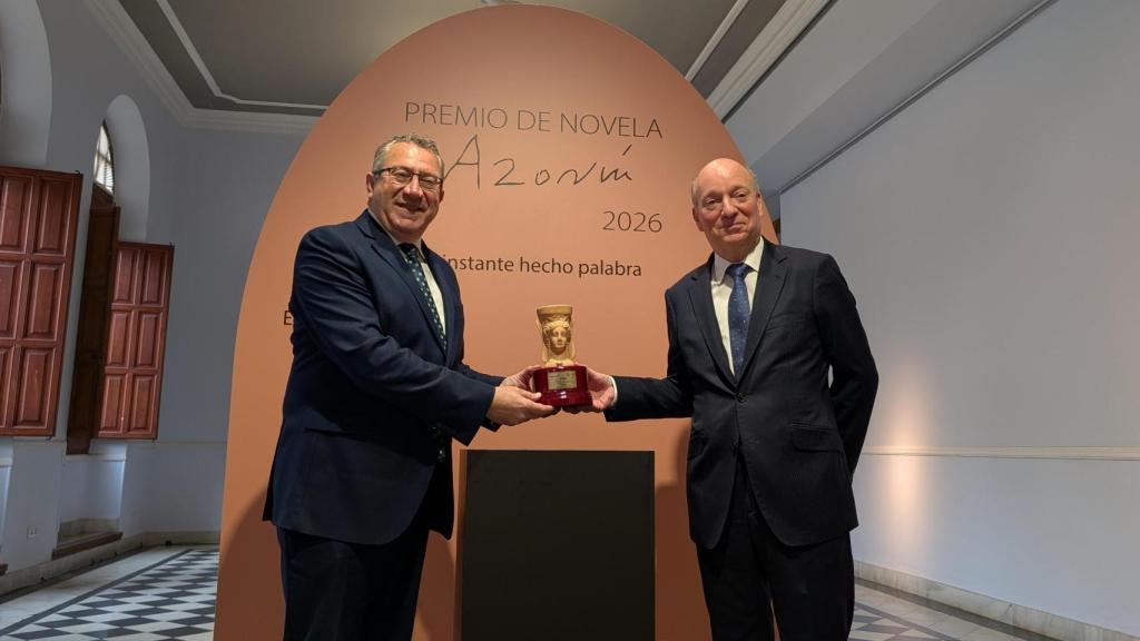 Toni Perez, junto a Carlos Creuheras con el premio Azorín.