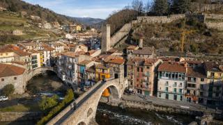 Pueblo medieval junto al río.