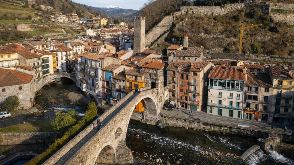 Pueblo medieval junto al río.