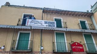 Vecinos del pueblo han llevado su protesta a sus balcones
