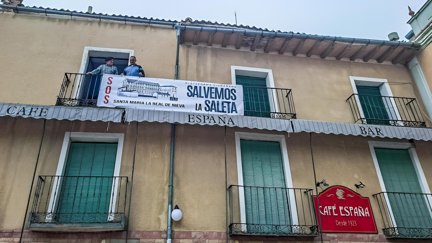 Vecinos del pueblo han llevado su protesta a sus balcones